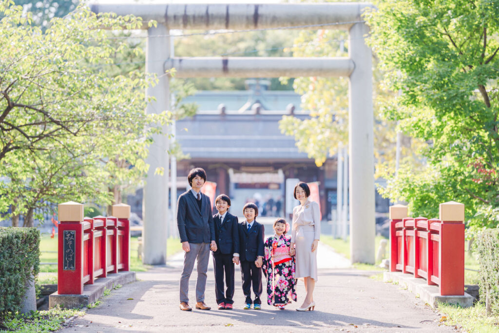 札幌護国神社の鳥居を背景に七五三のお祝いで家族揃って撮影した記念写真