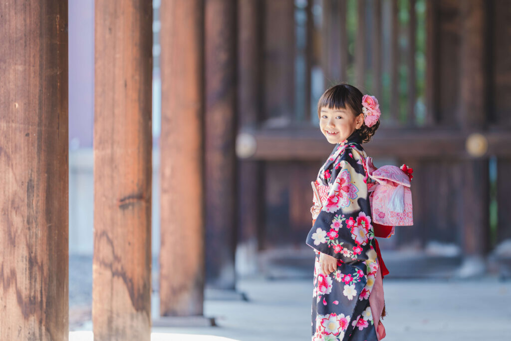 札幌護国神社の木造回廊で着物姿を撮影した七五三の女の子