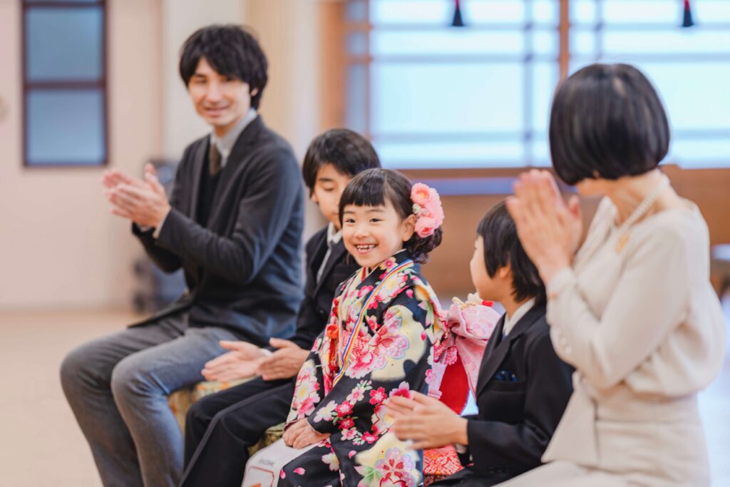札幌護国神社で七五三のご祈祷に参加する女の子と家族の自然な表情