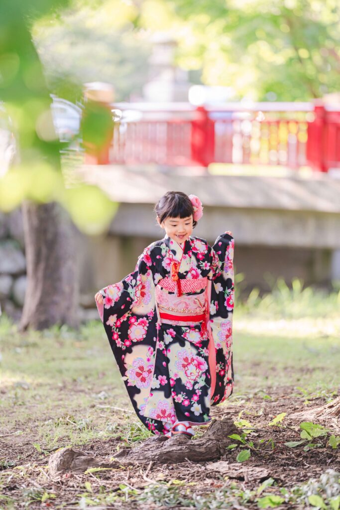 札幌護国神社の境内で着物姿で楽しそうに歩く七五三の女の子