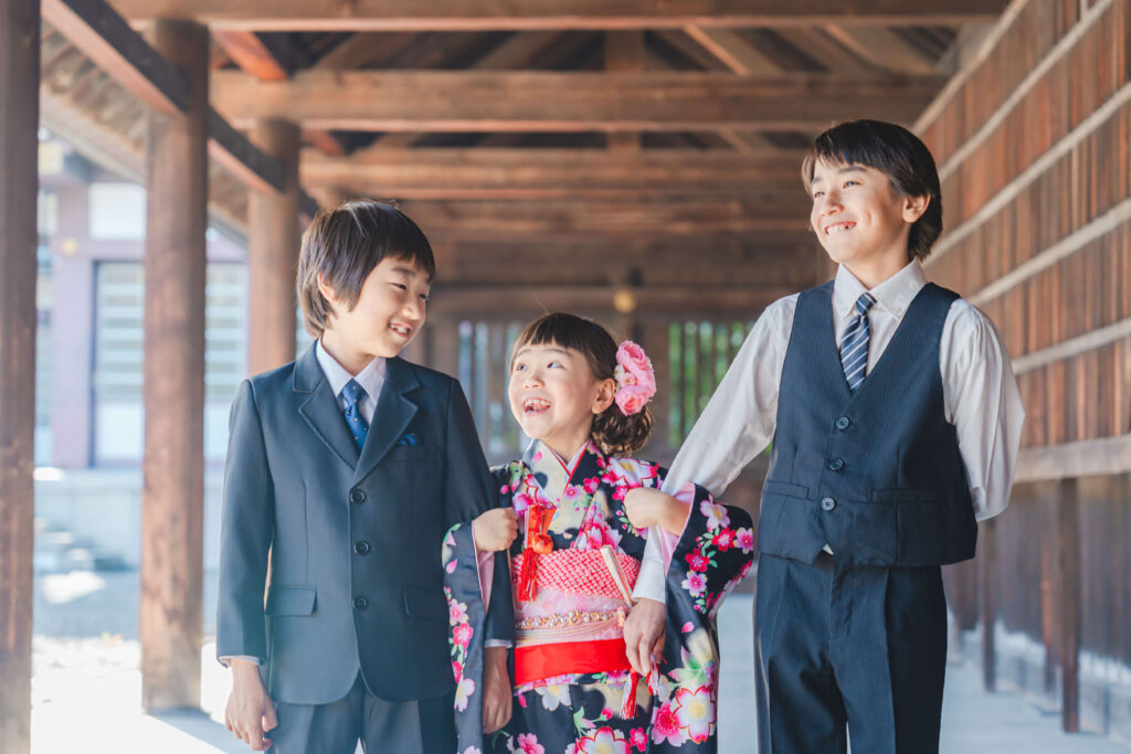 札幌護国神社の回廊で笑い合う七五三の女の子と兄弟の記念写真