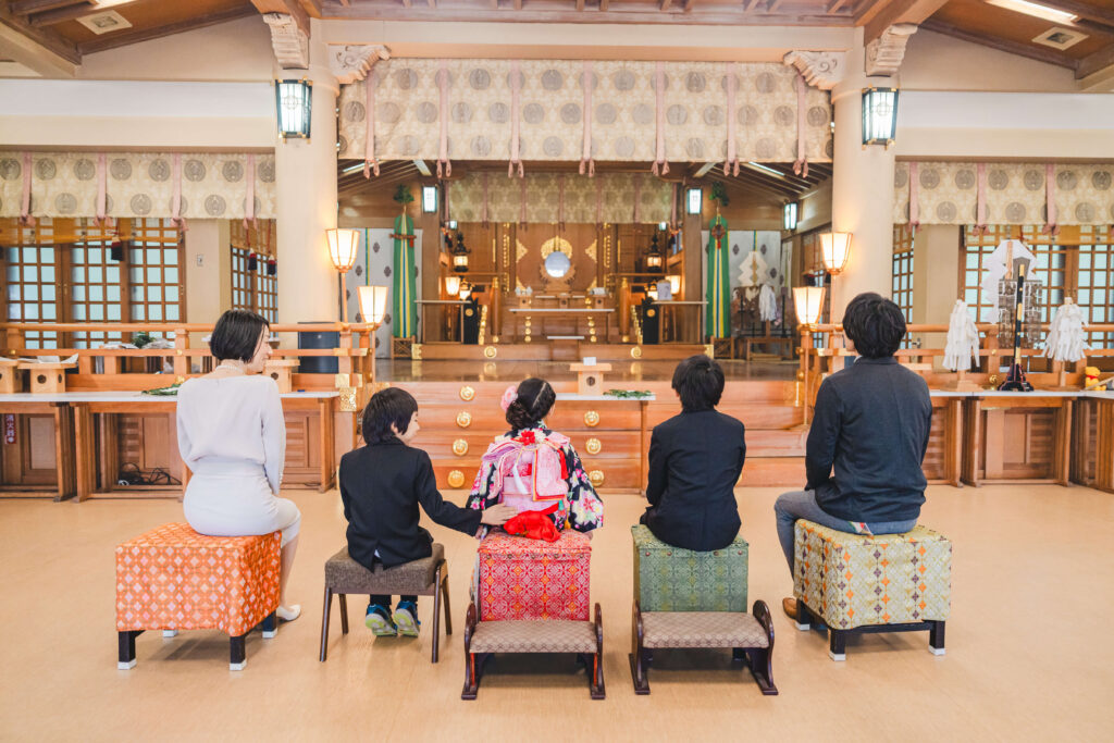 札幌護国神社の本殿で七五三のご祈祷を受ける女の子と家族